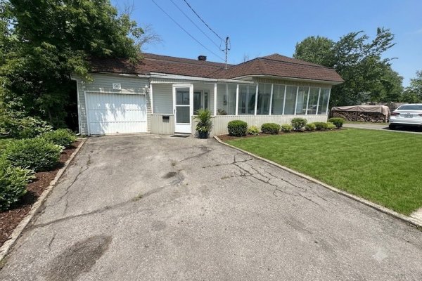 Maison de plain-pied à Laval (Sainte-Rose) — 399 900 $